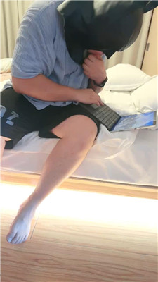 【爆爆】哥哥偷闻袜子被发现后