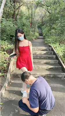 【嘉妮】户外-脏小白鞋闻舔-骑马骑脖【续集】