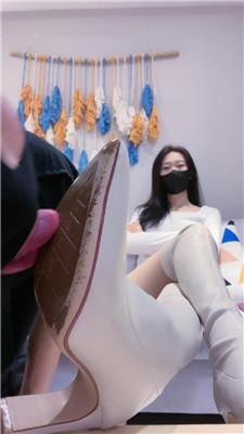 【陈莹斯】惩罚迟到狗-舔超脏靴底揪耳朵耳光踩狗舌