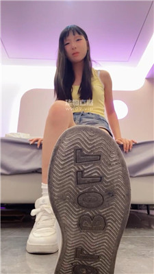 【困困】小白鞋美臀盯炸    250725-9BP
