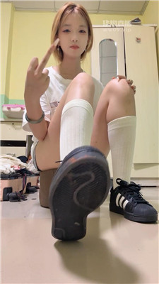 【懒猫大王】运动鞋脏白袜炸    250725-10BP