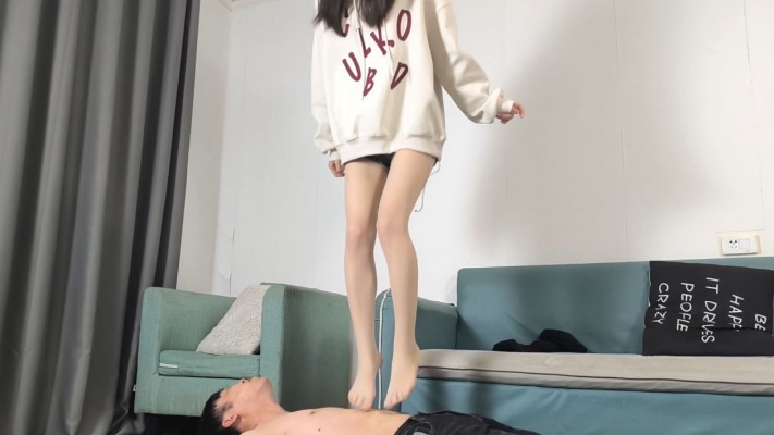 【女神学院·梓】长腿女神踩踏