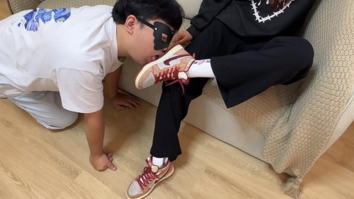 【无双工作室】素人系列二：给素人舔鞋底，鞋底喂食