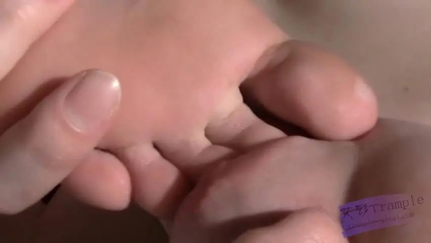 精彩女女女教师惩罚女学生舔脚！