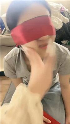 【小羊】母狗品尝玉足