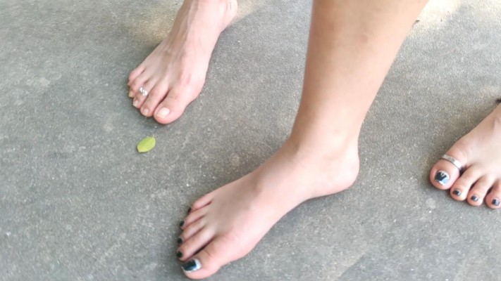 广州小鱼姐姐和婷婷主人哄骗小白弟弟闻脚舔脚，脚喂食
