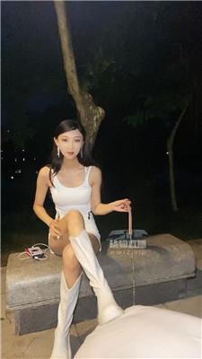 【懿神Sama】长靴女神户外虐偷拍狂
