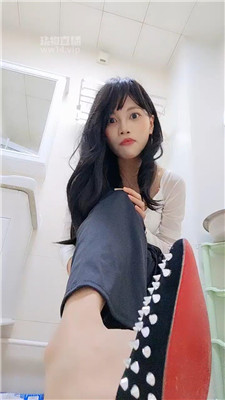 【诗诗】滚进来伺候主人如厕    250902-16BP